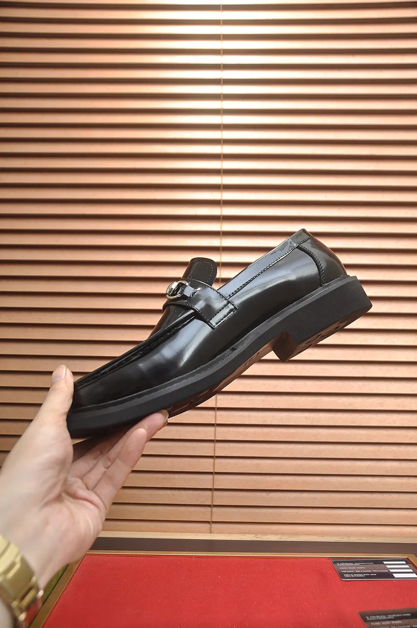 Men's shoes💰540💶Italy's top luxury men's shoe giant (GUCCI) (Gucci) (full cowhide lining) new arrival🍃Original European style🔰 Pleasant to the eye😍In order to make the shoes more durable and non-deformable🌀The production continues to follow traditional methods but there is still no lack of innovation💪Choose original sheepskin for the leather♻️ Smooth and natural And extra bright ⭐Made of imported cowhide, the first choice of rich people 38-45 (45 customized)